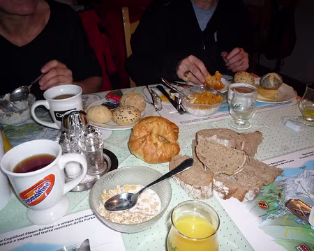 PXL001 Après un voyage en car pénible pour les uns, agréable pour les autres, un petit déjeuner pantagruélique nous attend