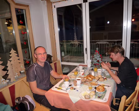 PXL002 Odile savoure sa tartine pendant que René est subjugué par la photographe ;-))