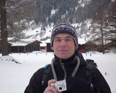 PXL028 René essaie de mitrailler tout en skiant :-))