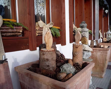 PXL085 Déco suisse devant le resto