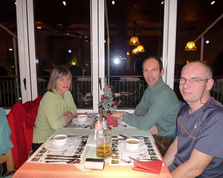 PXL105 Dernier diner avant une nuit roulante ...