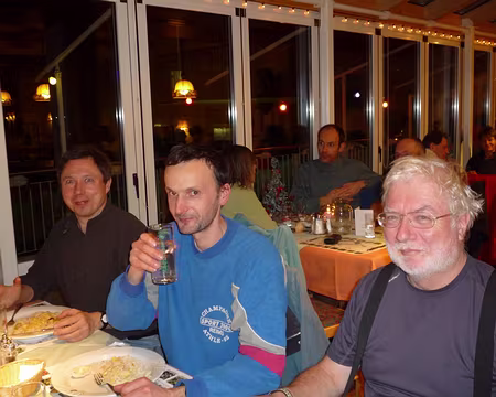 PXL119 Emmanuel, champion de baby foot encadré par Didier et Robert