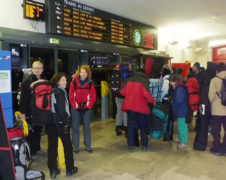 P1010674 6 heures du mat à Aix-les-Bains, le CAF occupe la gare !