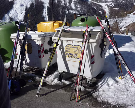 P1030063 Billet en poche nous attendons une navette pour descendre à Cogne, blanche pour le CAF, et verte pour le CIHM ?