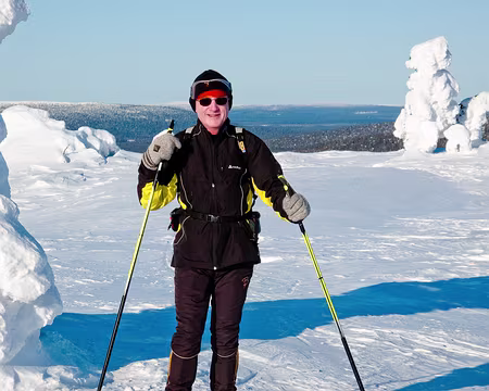 Sommet du Kukas, Akaslompolo, Finland, mars 2010 Skieur heureux