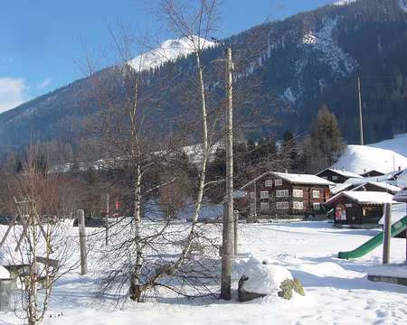 PXL018 jeux d'enfants désertés sous la neige