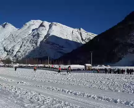 08 Le lundi, la foule des grands jours est là pour le départ d'une des étapes de La Grande Odyssée.