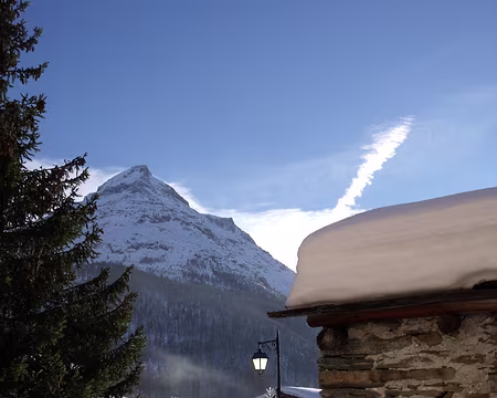 04 bessans lampadaire illumine par le soleil