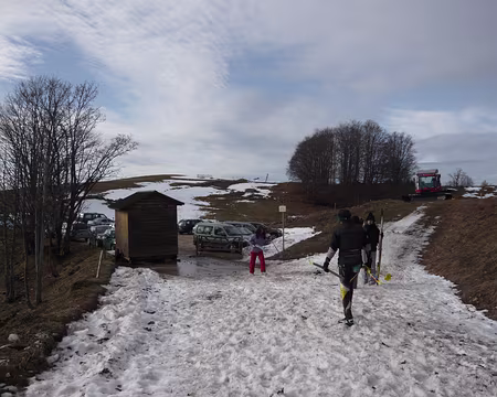 PXL006 la cabane de contrôle est mobile : elle monte tous les soirs tirée par un tracteur pour suivre la neige