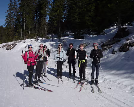 PXL030 Le groupe progression sur la piste de Plénouze (qui est tout à fait correcte), très beau balcon sur la vallée de Autrans-Méaudre.