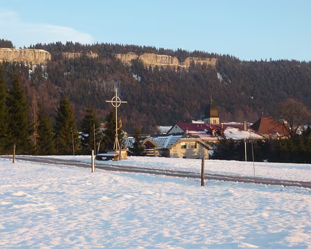 PXL055 On devine la croix de la Roche Champion en haut de la falaise