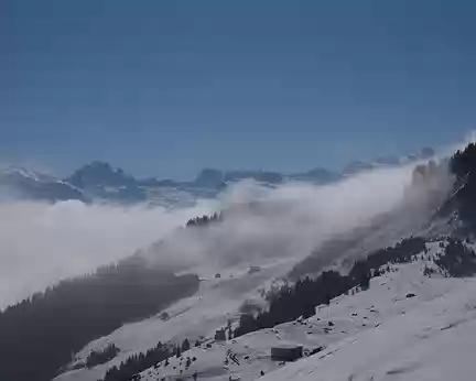 PXL011 Le massif du Mont Blanc émerge des brumes : de la Verte et des Drus jusqu'au Mont Blanc