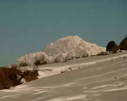 PXL008 Vous le reconnaissez ? Non. En 3e plan, cest le Mont Blanc, le dôme est caché par un versant à pic, le 