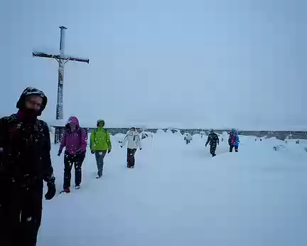 PXL000 le chemin pour pour louer les skis passe par le cimetière !