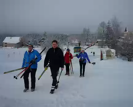 PXL002 9h10, tous prêts pour le ski, mais le monstre est tapi derrière les skieurs ...