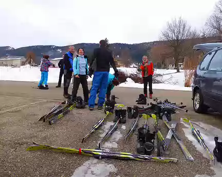 PXL000 Distribution du matériel de ski de randonnée nordique.