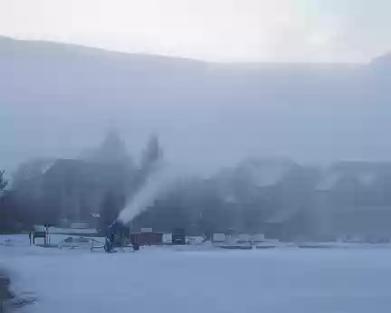 P1123585 Dimanche matin, canon à neige en pleine action