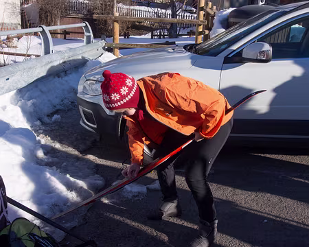 P3080572 Dernière préparation des skis en attendant la navette qui va nous descendre à Cogne