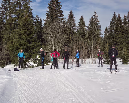 PXL000 Sortie du groupe sur la piste des Prés d'haut, pause après une première montée.