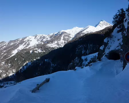 95 La route entre dans un tunnel