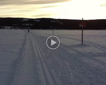 V003 Et là, c'est A. qui s'apprête à traverser le lac en 1-temps.
