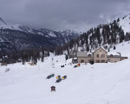 P3131373 La majorité des personnes qui montent au refuge Napoléon le font non pas à pied ou à ski, mais dans un traineau tracté par une motoneige