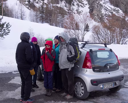P3131432 En attendant le car, nous décidons de tester la stratégie des manchots pour résister au vent froid
