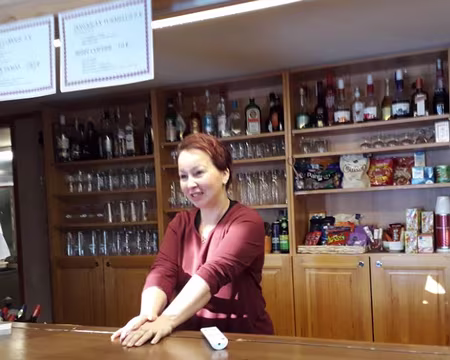 023 Janna, une des employés de l'hôtel qui a été 