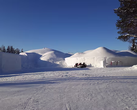 033 A défaut de pouvoir faire du ski, on visite le village de neige de Lainio.