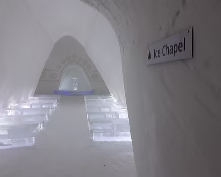 054 Et même une chapelle !