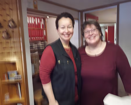 066 Accueil chaleureux par le personnel de l'hôtel.