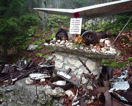 P1320128 La stèle de l'avion : crash, en 1944, d'un avion venu livrer des vivres aux résistants