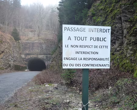 P1320134 Tunnel du Mortier (qui en a fait rêver quelques uns) : on ne voit que la ficelle de la balise !