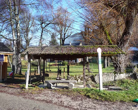 P1320139 Machine à ferrer au hameau du Truc et balise derrière l'abribus