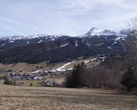 Et au mileu des prés paissent les pistes de ski Et au mileu des prés paissent les pistes de ski