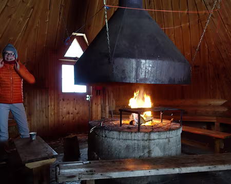 DSC02196 Dans la cabane à pique nique de kotamaja
