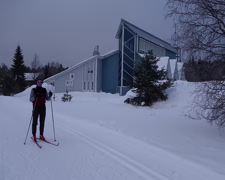 DSC02262 Emmanuel posant majestueusement devant l'église