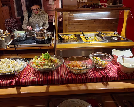 IMG_9930 Quand même on mange bien ! J'aime bien les baies, airelles, etc.