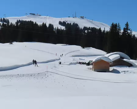 20260319_113243_IMG_9382 Vers le haut de la station près du restaurant 