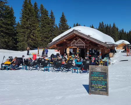 20260319_115315 Pause de midi : prendre une boisson et s'allonger au soleil