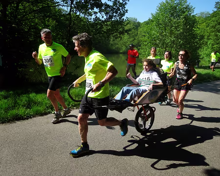 PXL002z2936 ...tout en s'époumonant en encouragements. J'ai pratiquement jeté l'éponge au 5ème km, après une côte inhumaine prise à fond de train.