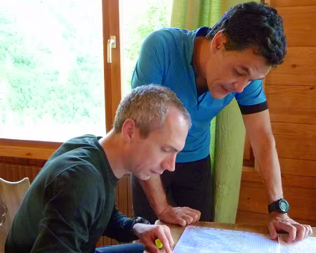 PXL003 ...il étudie la carte dans les règles de l'art, stabilo à la main.