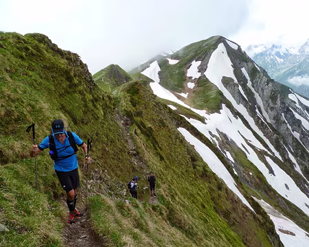 PXL009 En direction de la Croix de Fer, après le col de Balme. Le Traileur se rapproche aussi du Marcheur