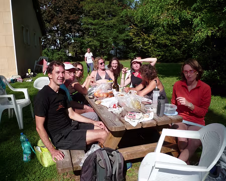 PXL013 Le parc de l'auberge de jeunesse invite au farniente. Mais cet après midi, c'est musée!