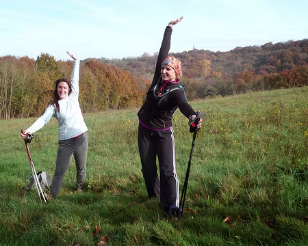 PXL012 Séquence d'étirements très agréable, sous un soleil automnal.