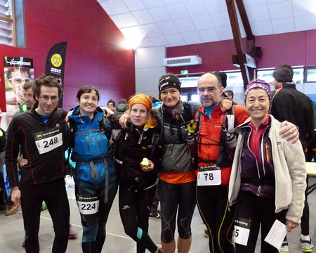 PXL007 5 lascars (et un ami de la région) ayant enduré 1200km de route pour faire environ 30km de course dans la neige...cherchez l'erreur!