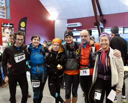 PXL007 5 lascars (et un ami de la région) ayant enduré 1200km de route pour faire environ 30km de course dans la neige...cherchez l'erreur!