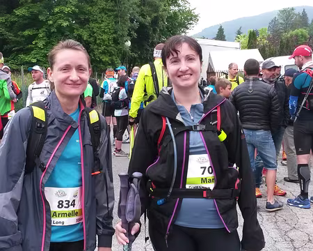 PXL006 Armelle (qui va faire un très beau temps dans sa catégorie) et Maria sur le départ du 'Trail Long' le samedi.
