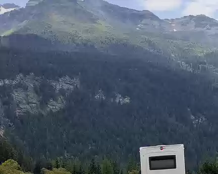 Près du col de la Madeleine, le chemin est proche de la route Près du col de la Madeleine, le chemin est proche de la route