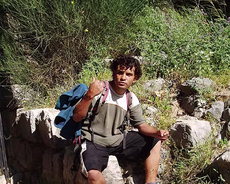 021 Devant les premiers sarcophages lyciens.